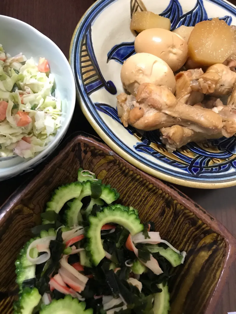 8月21日晩ご飯。手羽元大根煮、ゴーヤの酢の物、コールスローサラダ、めかぶ、お味噌汁。|あやさん