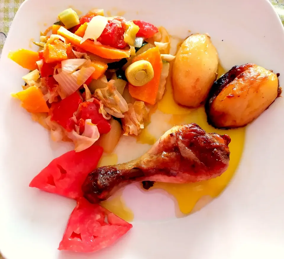 Frango assado no forno com batatas e legumes salteados
Roast chicken and roast potatoes with sauteed vegetables|Tânia Marçalさん