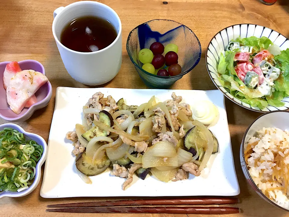 豚肉の味噌野菜炒め👶オクラトマトサラダ🍅紅生姜の練り物🐟冷奴🍙生姜ご飯🍇ぶどう|かおちゃんさん