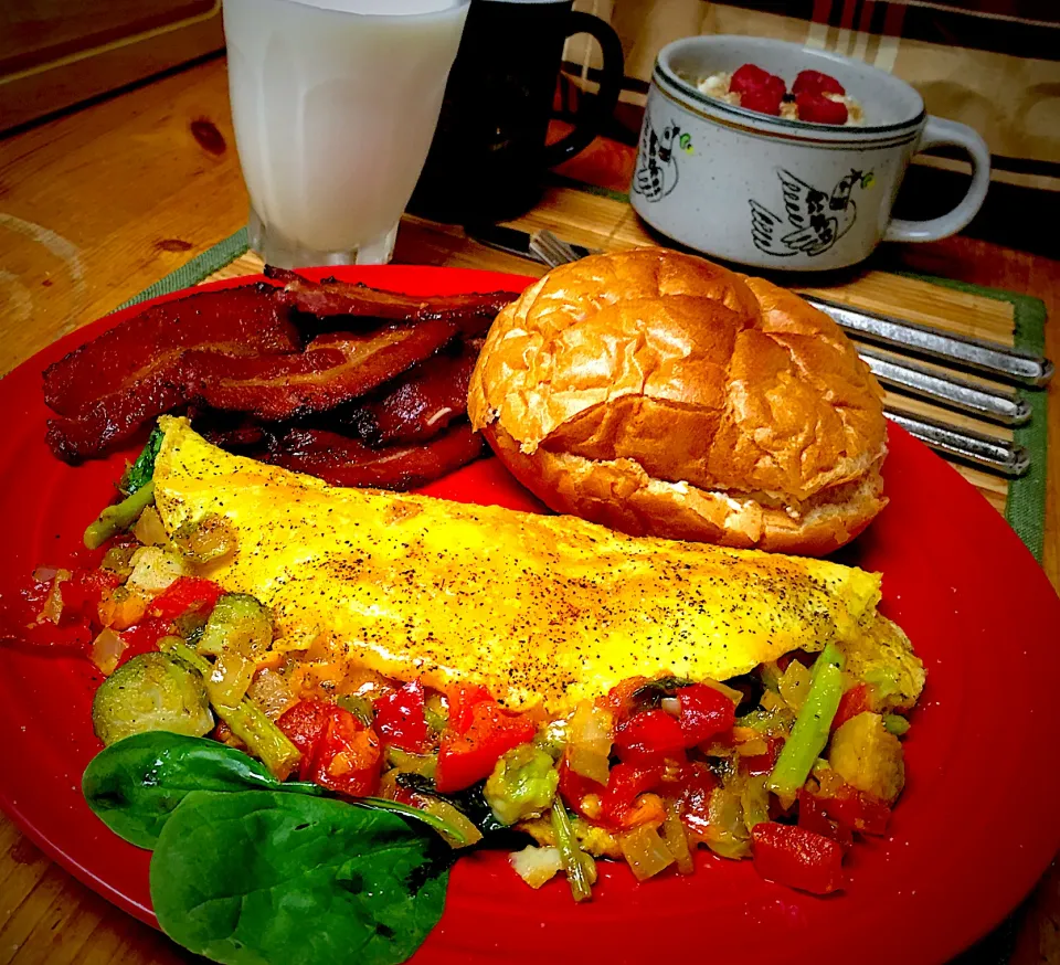 Vegetable & Cheddar Cheese Omelette; Bacon; Kaiser Roll With Onion/Chive Cream Cheese Spread; Vanilla Greek Yogurt w/Granola, Bananas, Raspberry, Coffee, Low Ca|Michaels Culinary Adventuresさん