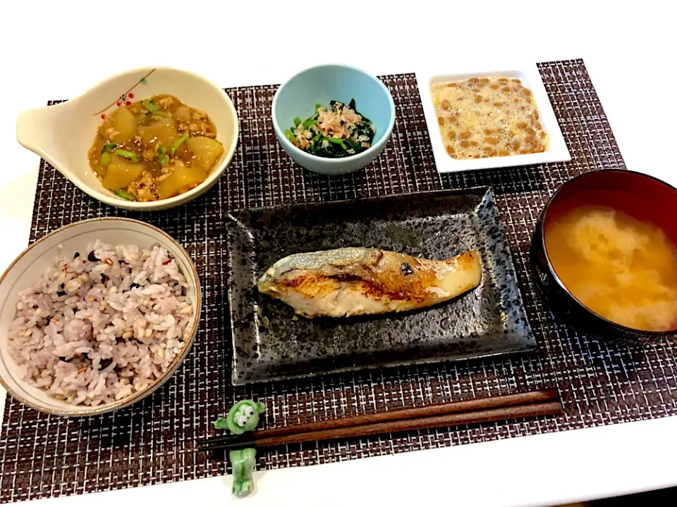 Snapdishの料理写真:#ひらすの酒粕漬け  #大根のそぼろ煮  #ほうれん草のおひたし  #納豆  #雑穀米  #じゃがいもと玉ねぎのお味噌汁|ゆぺこさん