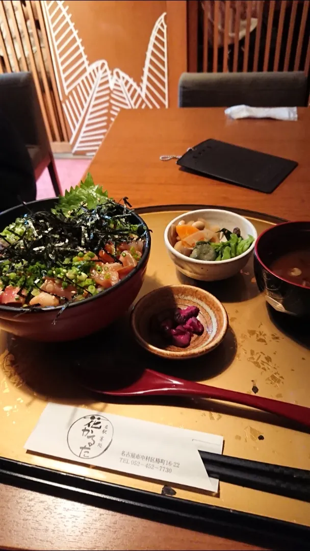 名古屋市中村区名駅「花かるた」の海鮮ユッケ丼|たかしさん