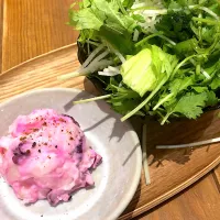 Snapdishの料理写真:パクチーのサラダと、しば漬けポテトサラダ|玲香さん