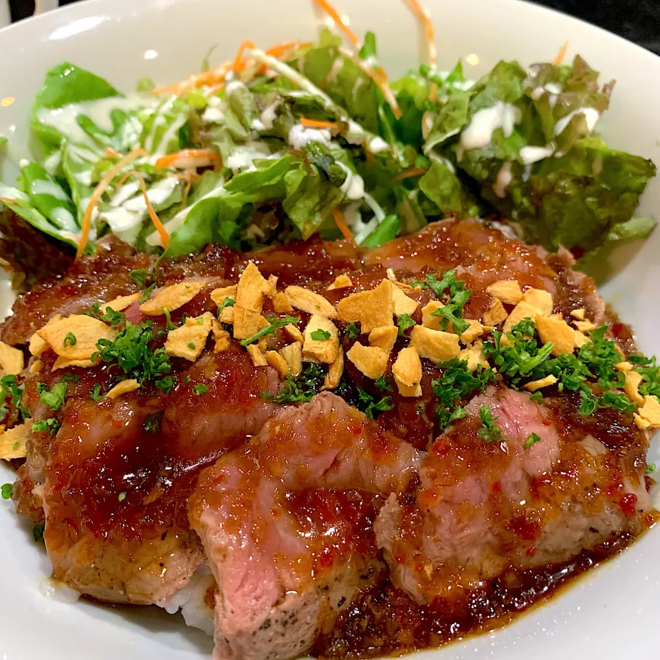 ステーキ丼 ガーリックチップ添え|ともこさん