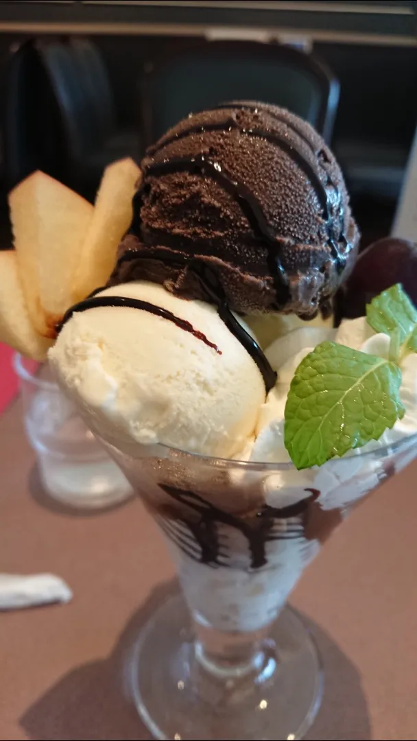 Snapdishの料理写真:高野山奥の院にてチョコレートパフェ|たかしさん