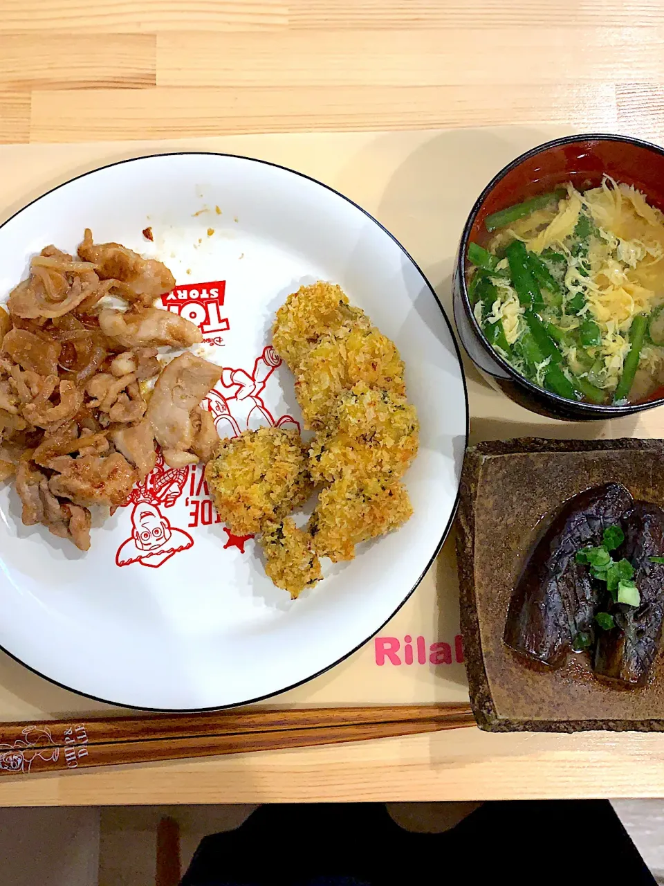 ・豚こま生姜焼き ・ゴーヤのカレー風味フライ ・ナスの煮浸し ・ニラと玉子のお味噌汁|ぺろたんさん