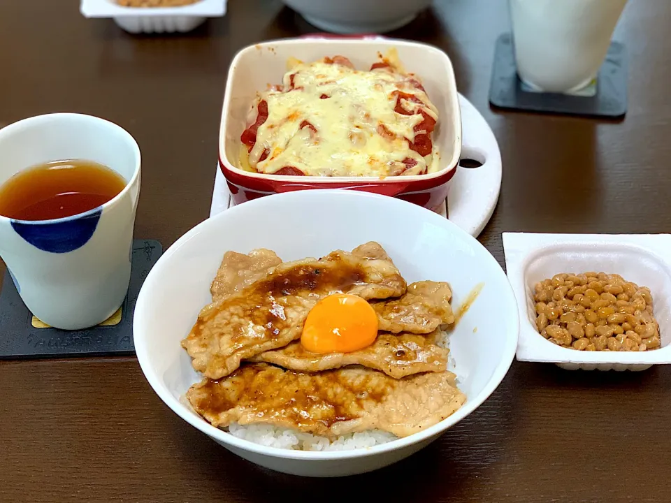 Snapdishの料理写真:🌸 豚丼とトマトチーズ焼き 🌸|たんちゃんさん