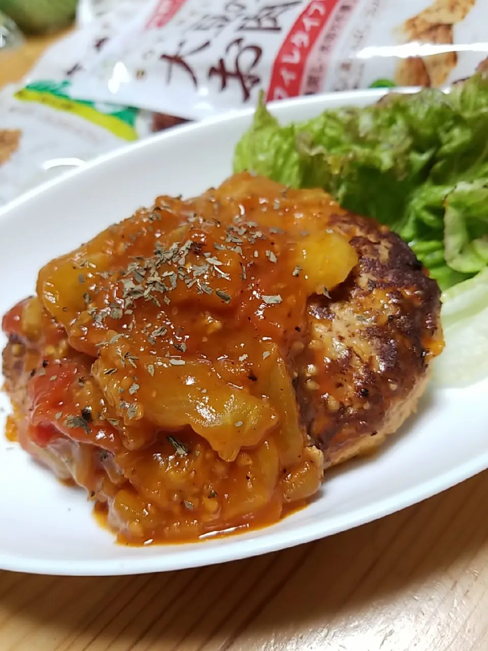 Snapdishの料理写真:夕食◎完熟トマトで煮込みハンバーグ🍴大豆のお肉使用😆美味しいヘルシーうれしい❤️|しょちちさん