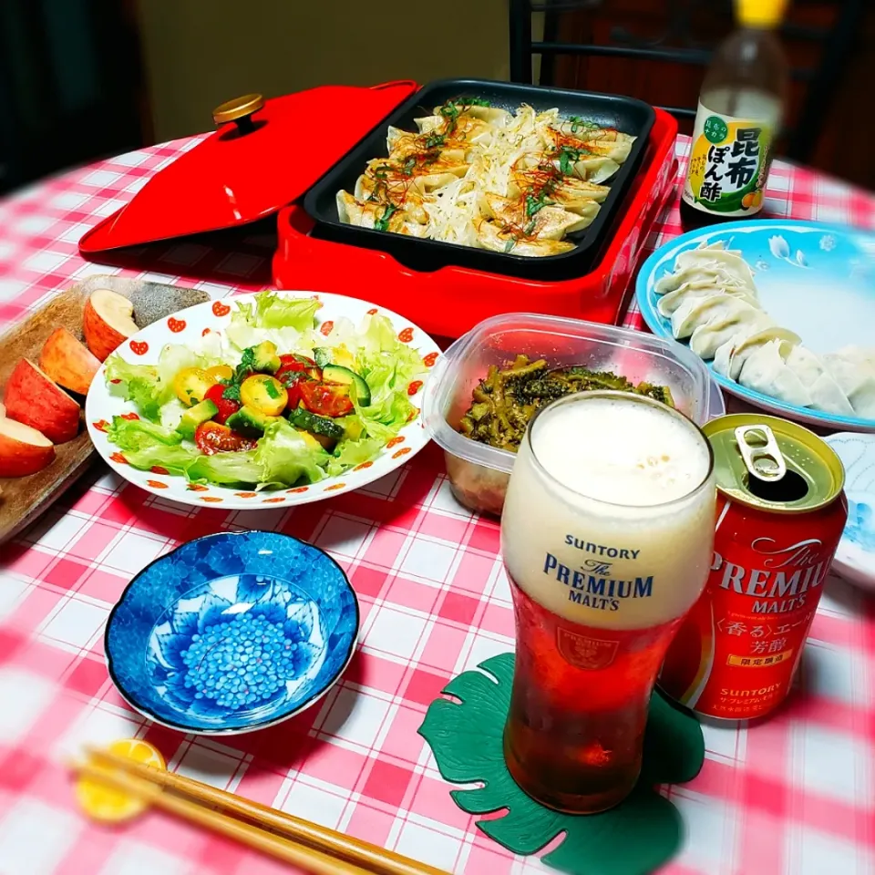 今夜は餃子パーリ－だよ🥟

梅干しと紫蘇たっぷり~
さっぱり餃子🥟
カラフルトマトとアボカドのサラダ
レンチン🎵ゴ－ヤの佃煮
リンゴ🍎|yukaringoさん