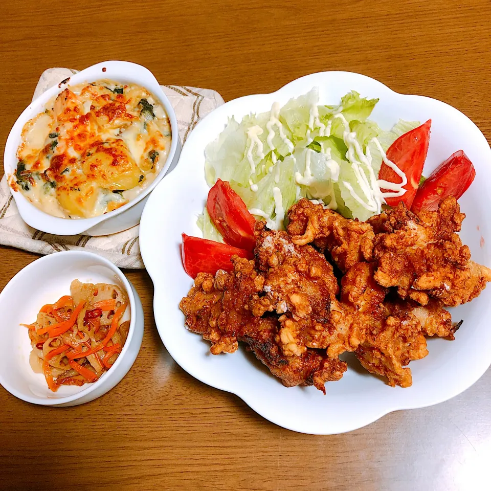 Snapdishの料理写真:鶏の唐揚げ♡鮭とほうれん草しめじジャガイモのグラタン♡蓮根のきんぴら|ドラゴンmama💓さん