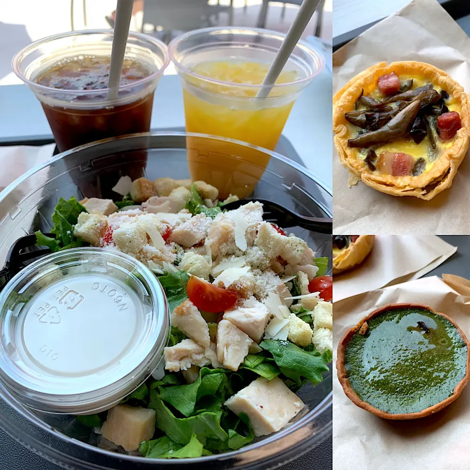 シーザーサラダ🥗オレンジジュース🍹コーヒー☕️きのこディシュ🥯抹茶タルト🥧|るみおんさん