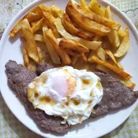 Bitoque
Steak whith egg on top and fries|Tânia Marçalさん