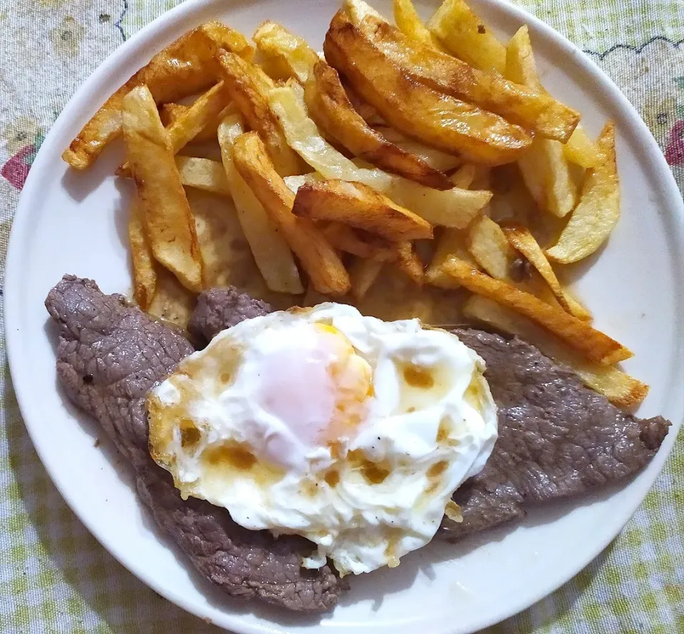 Bitoque
Steak whith egg on top and fries|Tânia Marçalさん