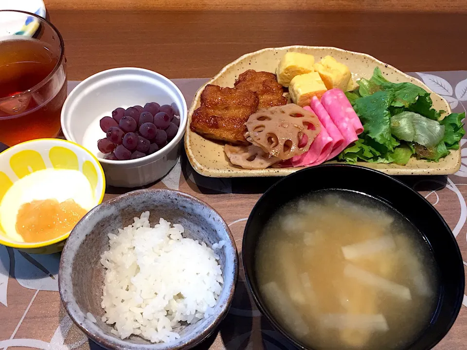 Snapdishの料理写真:朝ごはん
はんぺん付け焼、卵焼き、ハム、レタス、白米、大根と揚げの味噌汁、ピーチ添えヨーグルト、デラウェア、ルイボスティー|かよちゃんさん