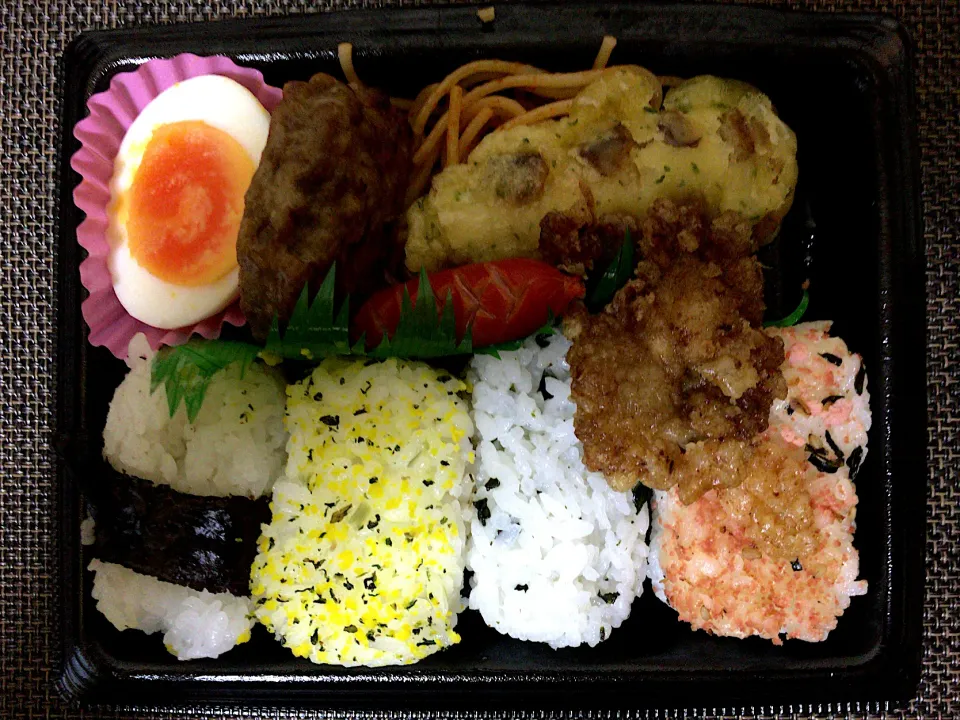 Snapdishの料理写真:俵おにぎりセット弁当|ばーさんさん