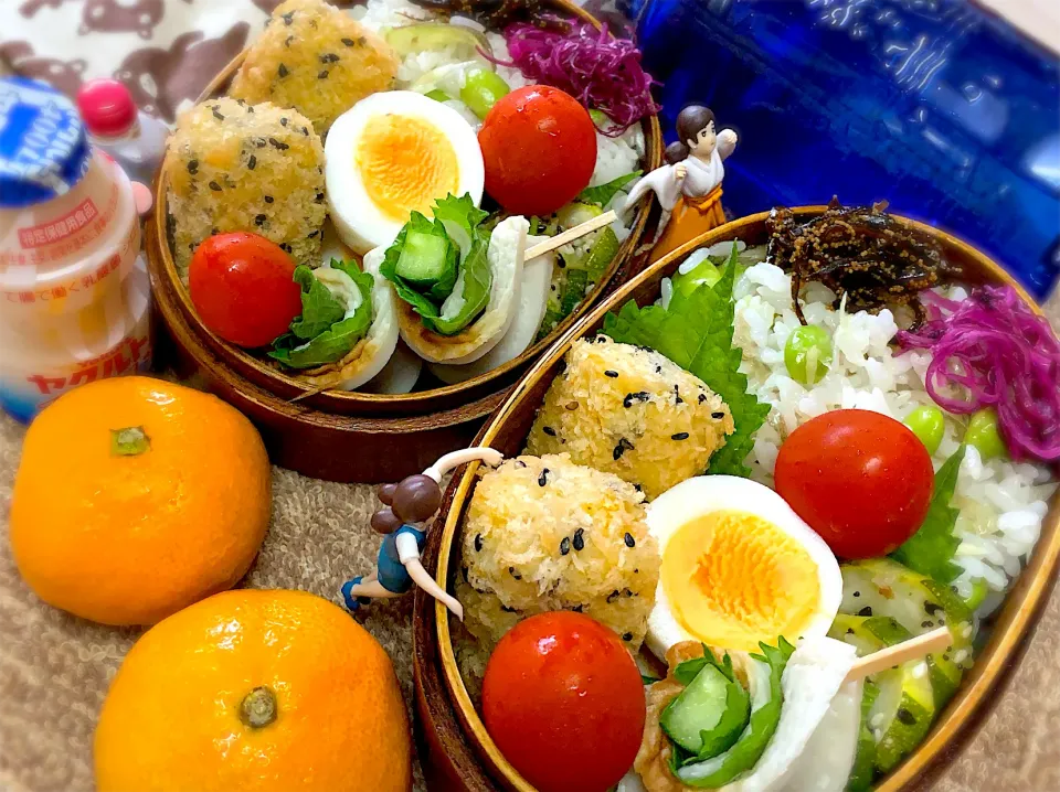 Snapdishの料理写真:ミョウガと枝豆の混ぜご飯&かぼちゃとベーコン🥓のコロッケ&ズッキーニのバジルセサミソテー&茹で玉子&くるくるしそちくきゅう🥒&大葉&プチトマト🍅&しばわかめ&子持ち昆布&みかん🍊の夫婦お弁当♪|桃実さん