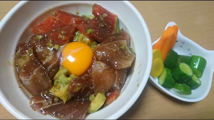 Snapdishの料理写真:サーモン、ビンチョウマグロとアボカドの漬け丼|クマ☆ゆうきさん