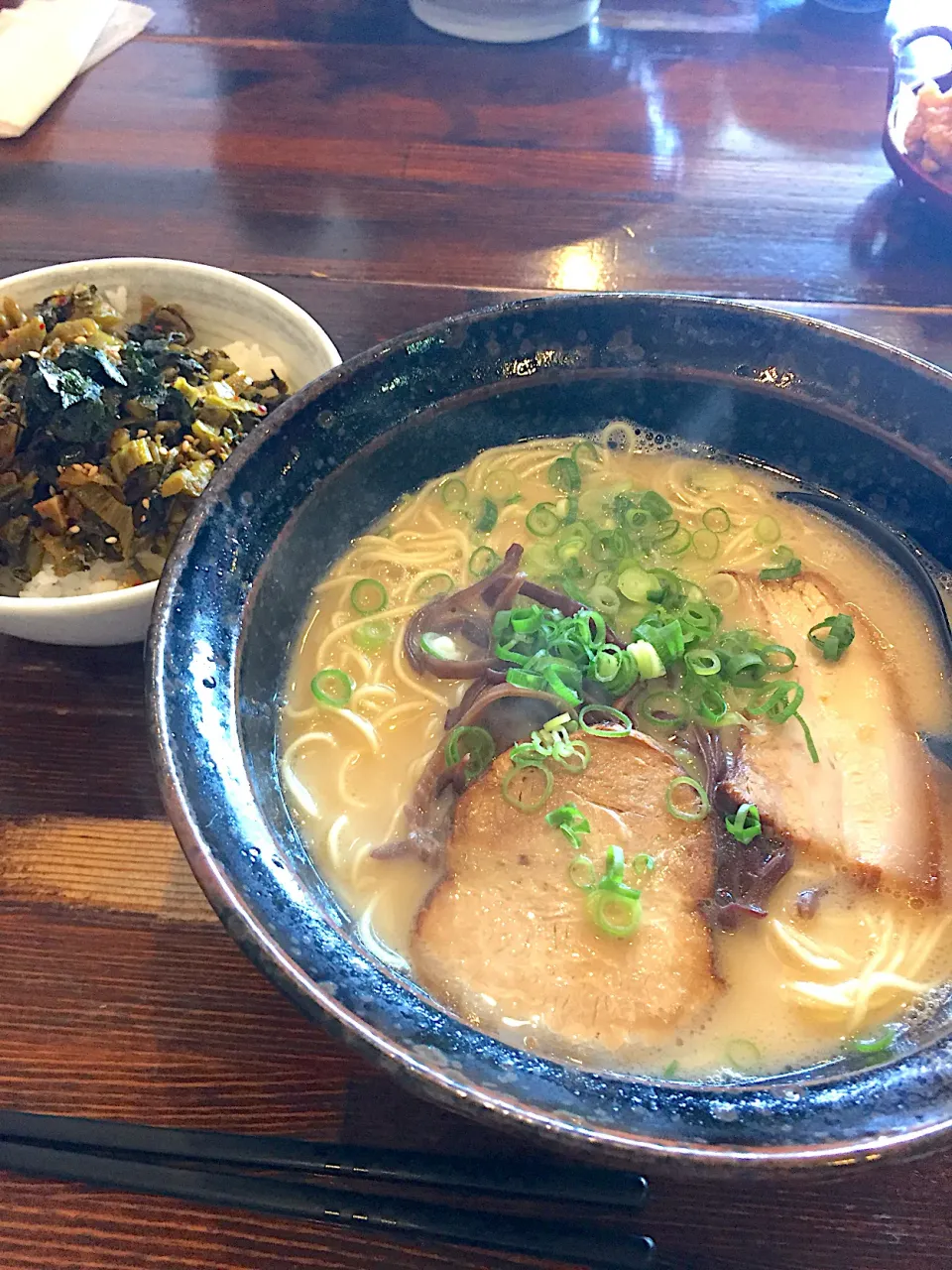 らーめん晴れるやさんの、とんこつあっさりラーメン🍜ピリ辛高菜ごはん🍀|おかちさん