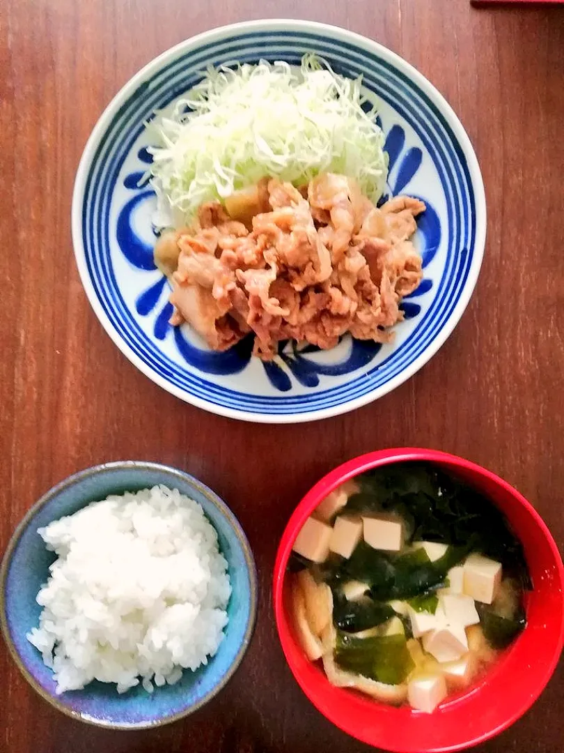 豚のしょうが焼き
豆腐とわかめと油揚げのおみそ汁|ほっこりらさん