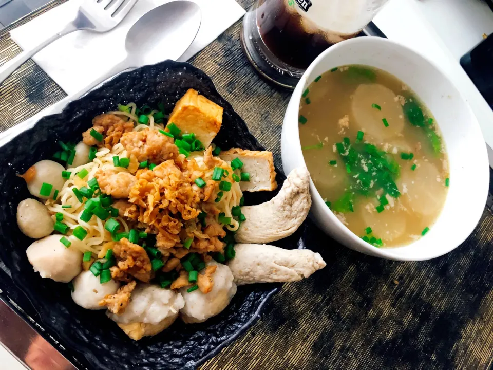 Snapdishの料理写真:Egg noodles with fishballs & soup|Zさん