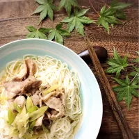 Snapdishの料理写真:豚ネギのぶっかけそうめん🍳|jiroskitchenさん