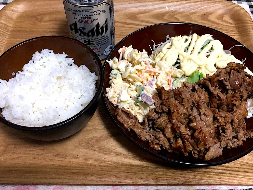 今日の夕食 ☆牛肉炒め ☆卵マカロニサラダ ☆コーンミックスサラダ ☆ビール🍺|まぁたんさん