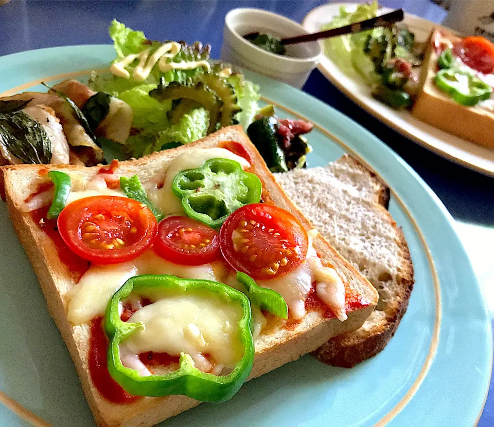 Snapdishの料理写真:朝ごはん  わざわざさんの角食でベタなピザトースト|砂雪さん