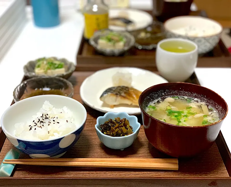 朝ごはん。鯖の塩焼き、もずく酢、冷奴、卵を落としたお味噌汁。|yukiさん