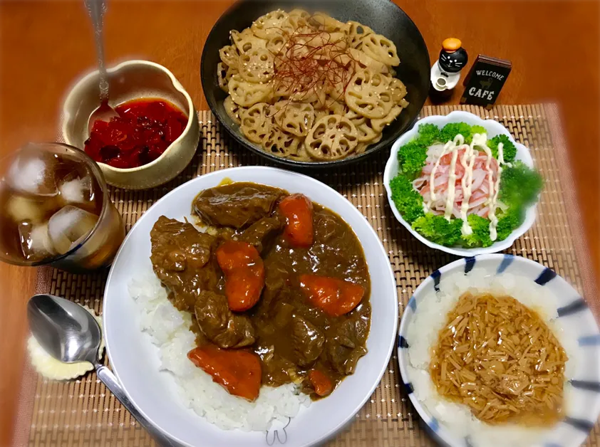 息子が作ったビーフカレー🍛とばーばのハスのきんぴら、おろし大根のなめたけ乗せ、サラダ🥗|バシュランさん