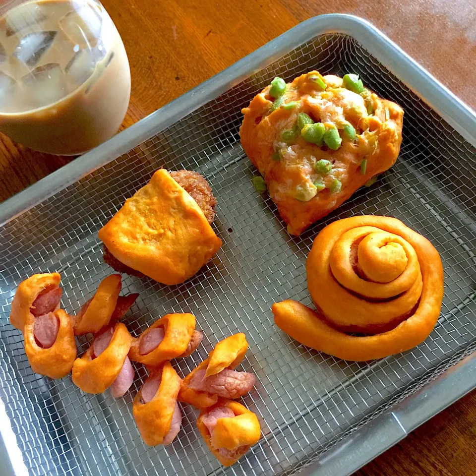 アイスカフェオレとトマト生地のおかずパン|Kさん