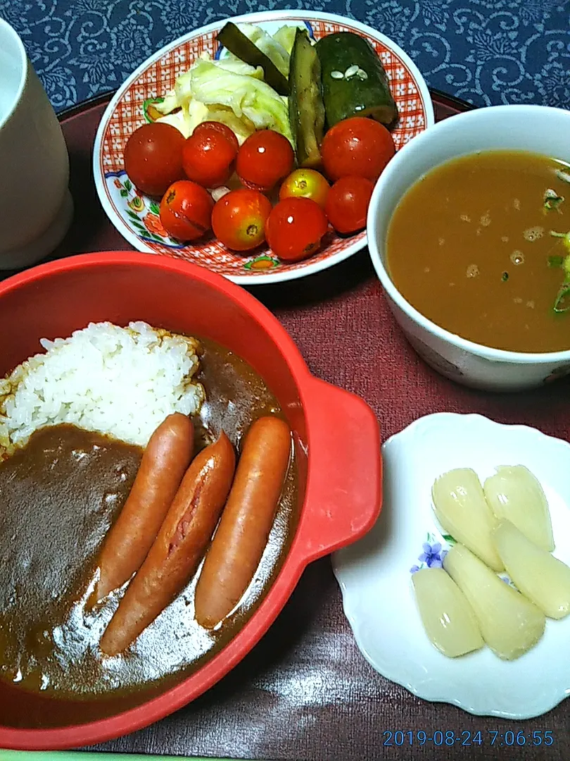 Snapdishの料理写真:よねばーばの朝ごはん
レトルトカレーウインナーを添えて
コンソメスープ
キャベツとトマトのサラダ
酢漬けらっきょう|yoneばーばさん