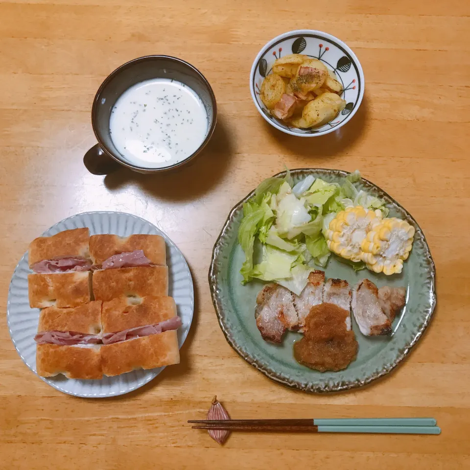 Snapdishの料理写真:豚肉オニオンソース                                               じゃがいものカレー炒め🥔                                 フォカッチャの生ハム マスカルポーネ                                         |ちゃみこさん