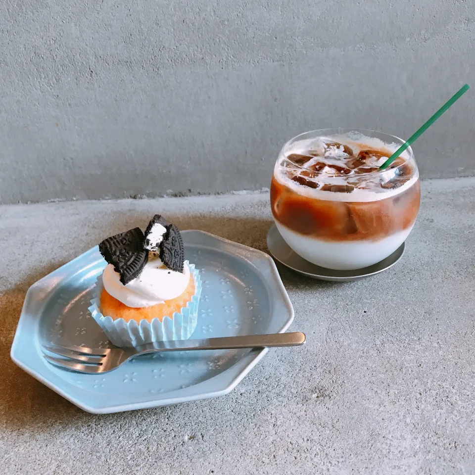 チョコカップケーキ🧁                                        アイスカフェラテ🥤|ちゃみこさん