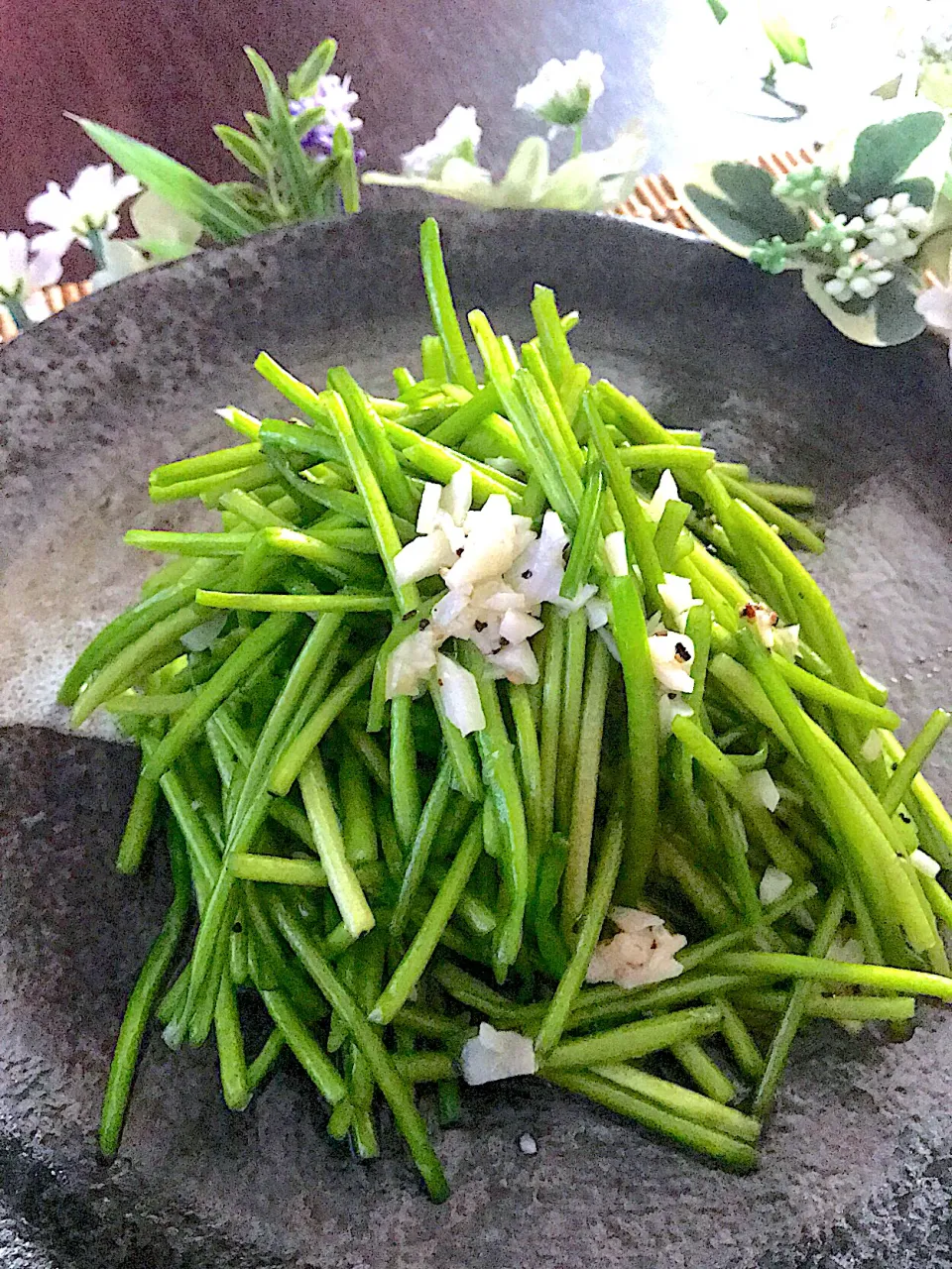 水蓮菜のにんにく炒め🥬シンプルににんにくと塩胡椒オンリー❤️シャキシャキ💕💕💕|🌺🌺Foodie🌺🌺さん