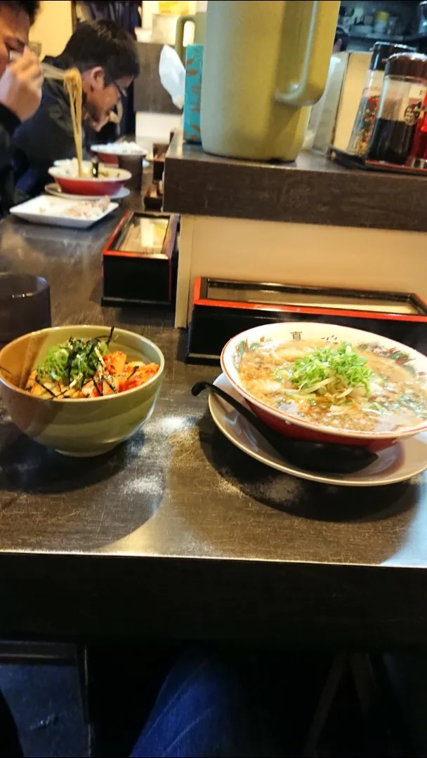 Snapdishの料理写真:京都市内一乗寺にて醤油ラーメンとチャーシュー丼を|たかしさん