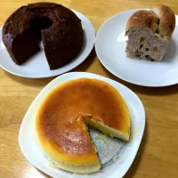 Snapdishの料理写真:ベイクドチーズケーキ、チョコレートシフォン、胡桃とドライフルーツのミニ食パン(全粒粉入り)|むっちゃん（Mutsuchiyan17）さん