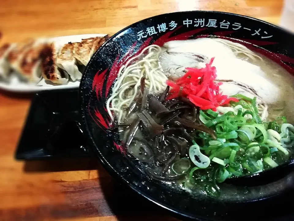 Snapdishの料理写真:ラーメンと餃子のセット|ヴェローナのパン屋さんさん