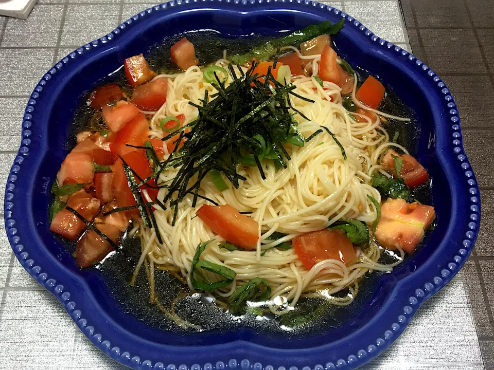 Snapdishの料理写真:トマトと大葉のそうめん|まみさん