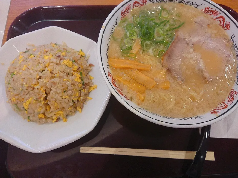 特盛りラーメンと炒飯|おてんとさんさん