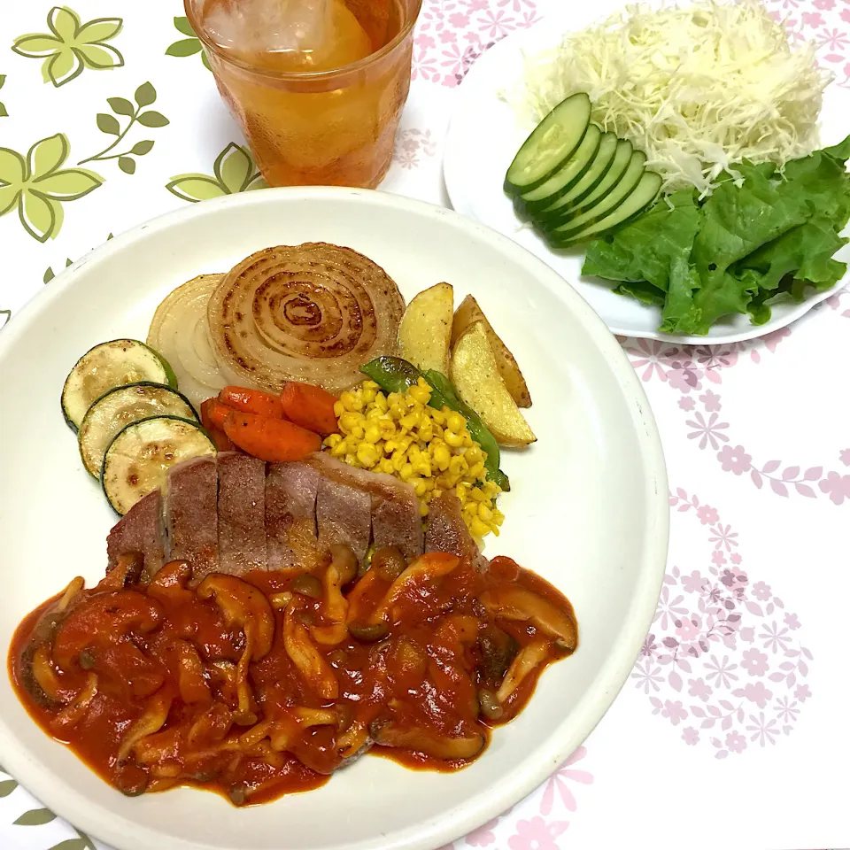 ポークチャップと焼き野菜(たまねぎ、じゃがいも、ズッキーニ、人参、とうもろこし、絹さや)|まみっこさん