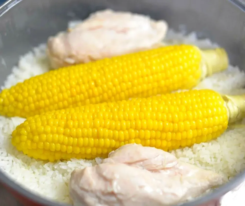 畑で採りたてとうもろこしで
とうもろこしごはん🌽
鶏むね肉も一緒に入れて手間なし蒸し鶏🐔✨|さわ太郎さん