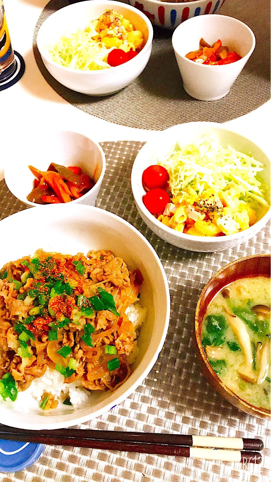 今日の晩御飯は牛丼😋😋味噌汁😋マカロニサラダ😃|ゆきさん