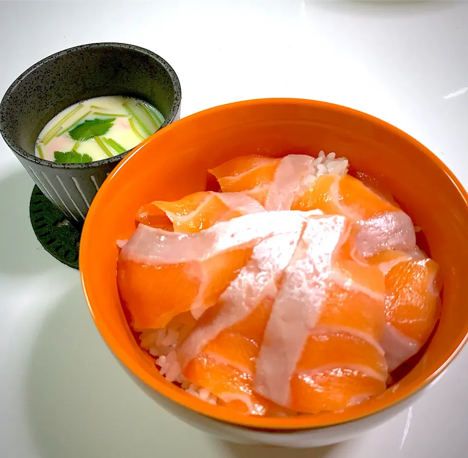 サーモン丼と茶碗蒸し|かんたさん