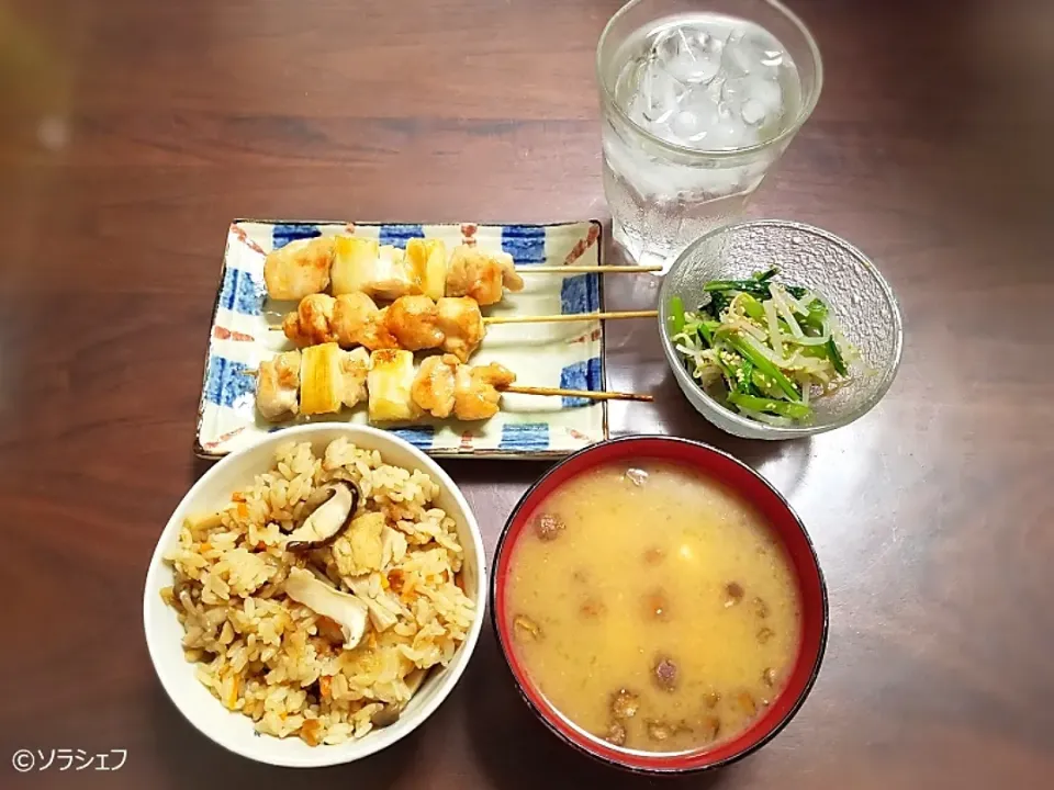 今日の晩ご飯だよ(*^^*)
★きのこご飯
★焼き鳥
★小松菜ともやしのナムル
★なめこと豆腐の味噌汁|ソラシェフさん