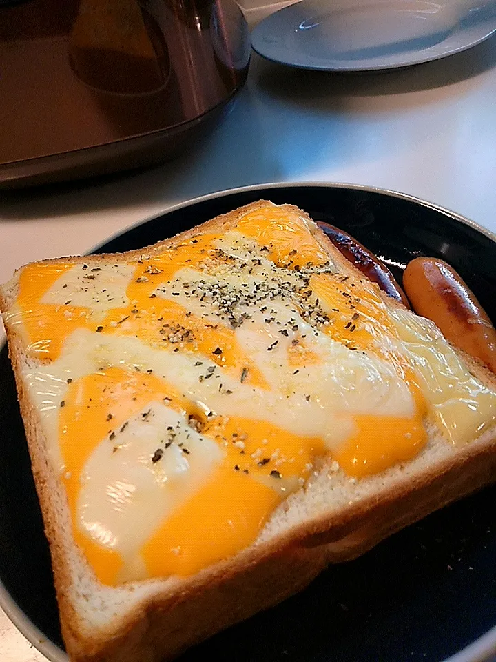 4種のチーズトースト🥖🍞🥐🥞🍔🌭🍕
休みの日の朝ご飯|みどりさん