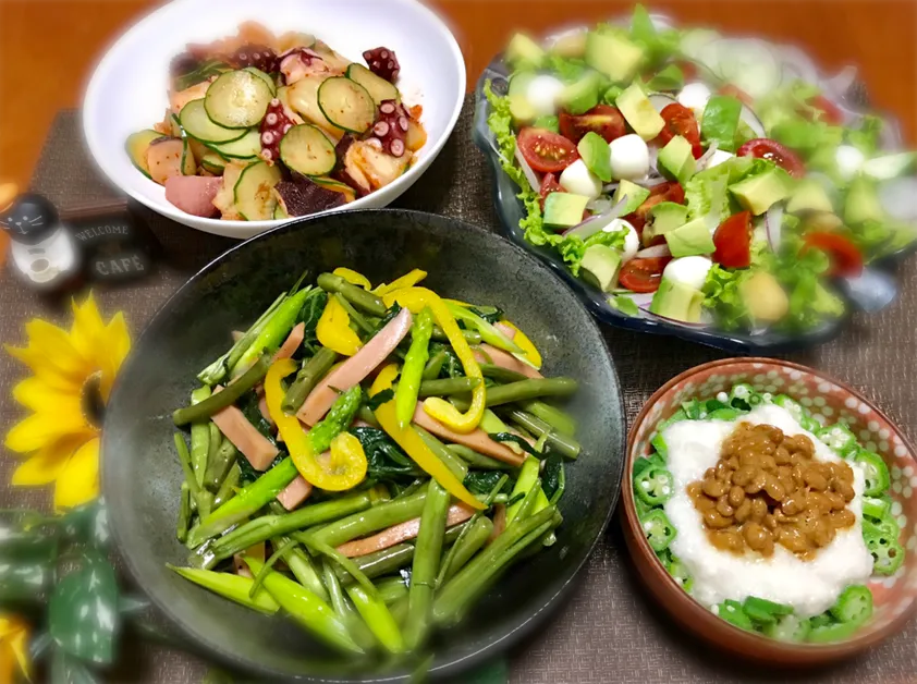 空芯菜の炒め物、たこキムチ、納豆のネバネバ掛け、サラダ🥗|バシュランさん