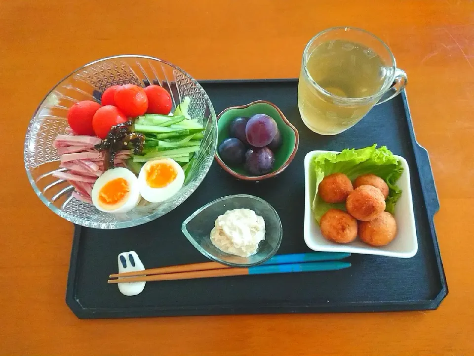 Snapdishの料理写真:ぶっかけそうめん  ゆば  おから豆腐唐揚げ  ピオーネ|chikakoさん