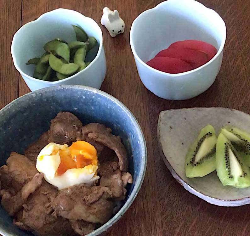 ブランチ #生姜焼き丼  #枝豆  #キウイ🥝  #トマト🍅|小松菜さん