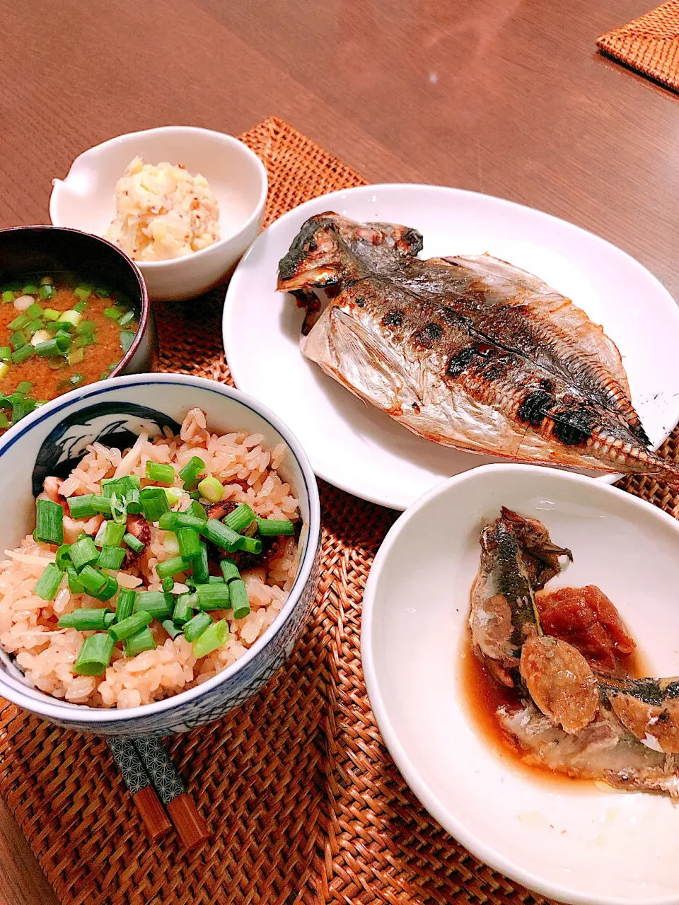 タコ飯、アジの干物、イワシの梅煮、ポテトサラダ、味噌汁|taka-chanさん