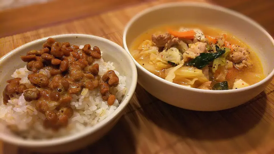 納豆ご飯&鶏肉と野菜の味噌ｺﾝｿﾒ煮～
の晩ごはん✨|kaz(*･ω･)さん